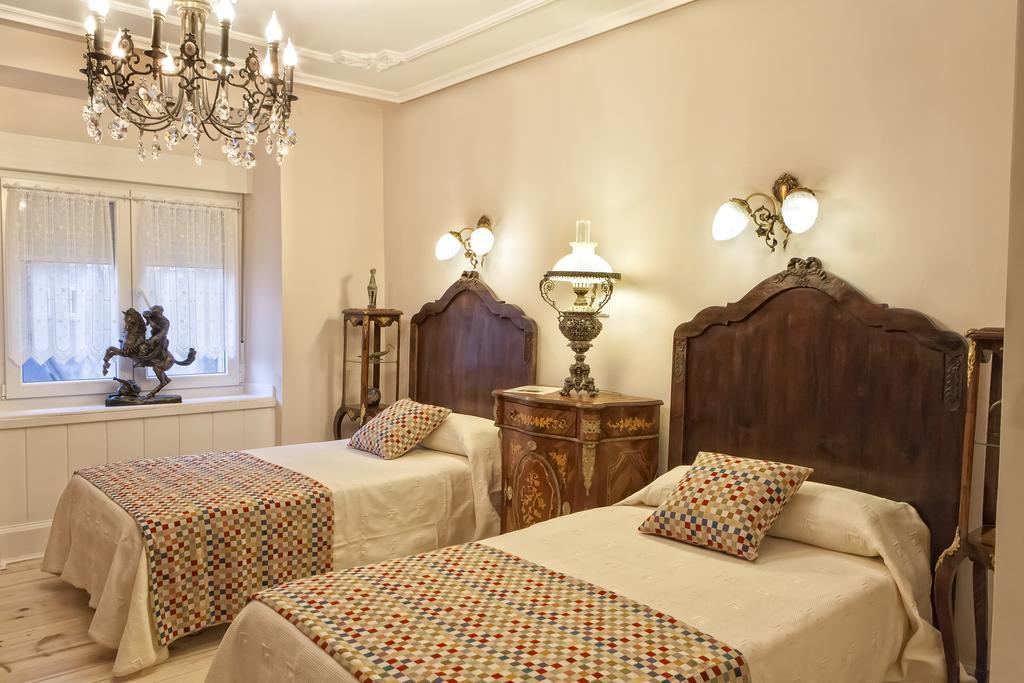 Hostal Boutique Puerta Del Sol Торрелавега Номер фото
