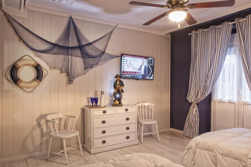 Hostal Boutique Puerta Del Sol Торрелавега Номер фото