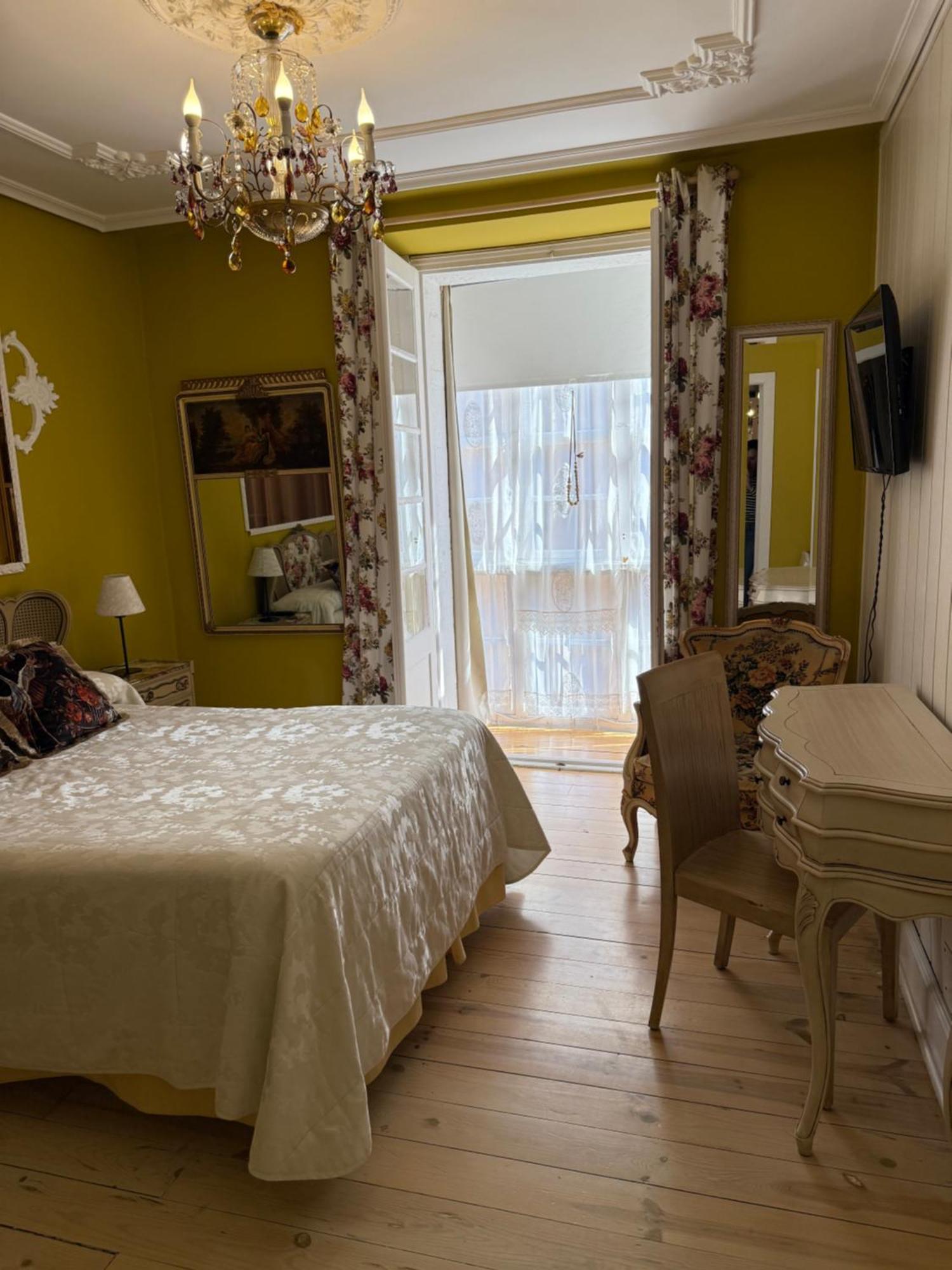 Hostal Boutique Puerta Del Sol Торрелавега Экстерьер фото